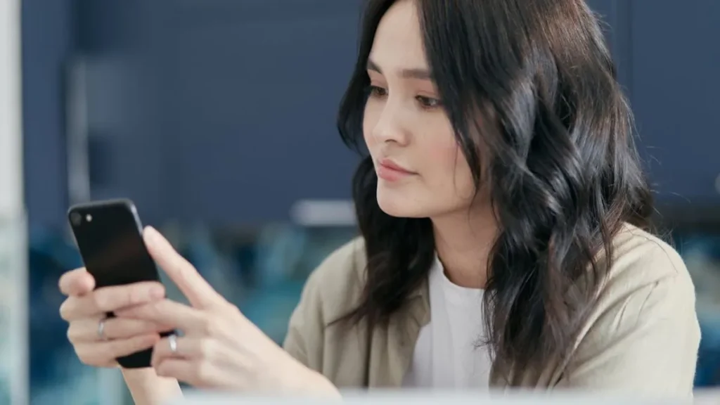 Mulher no controle de suas finanças pelo aplicativos